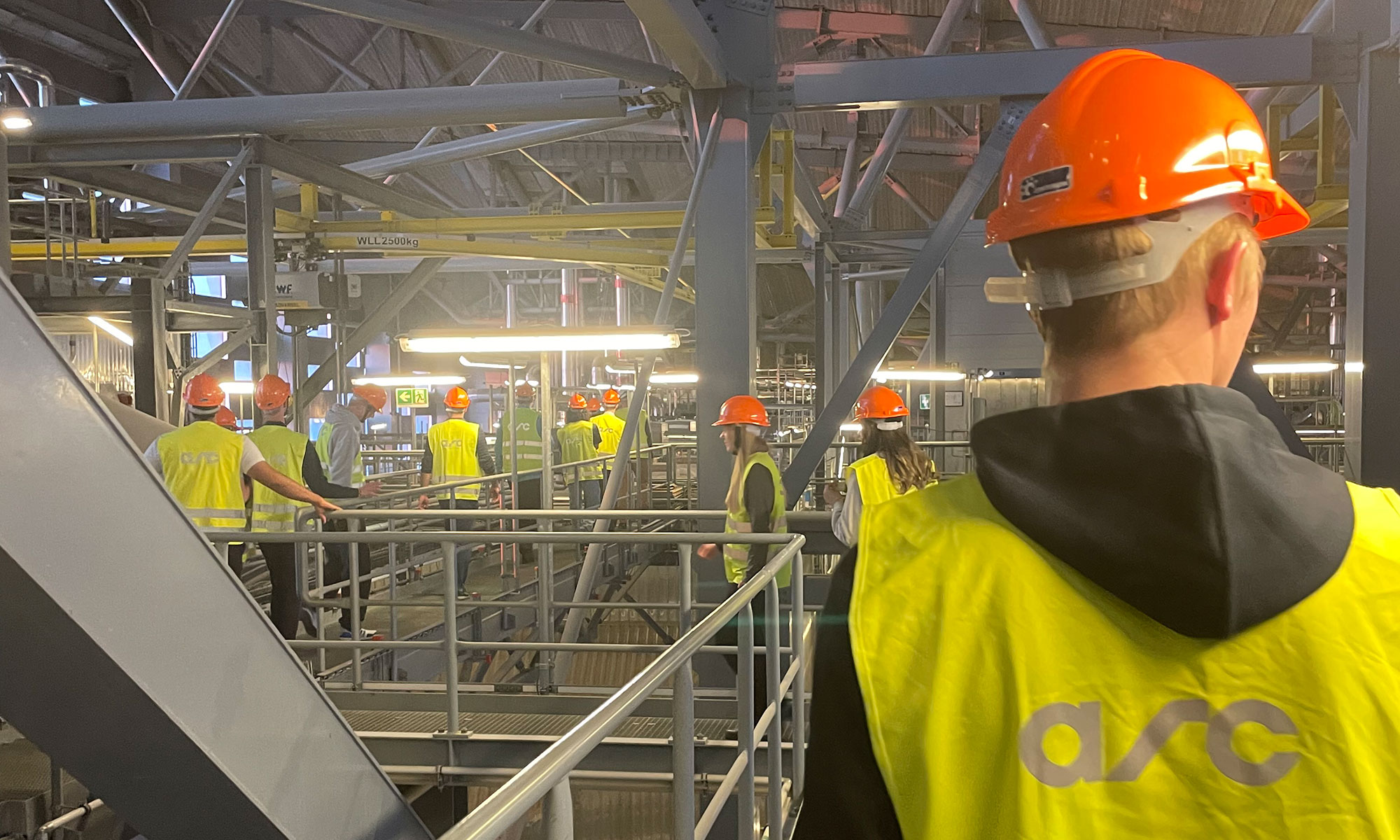 ARC indefra med gæster i gule veste og orange hjelme