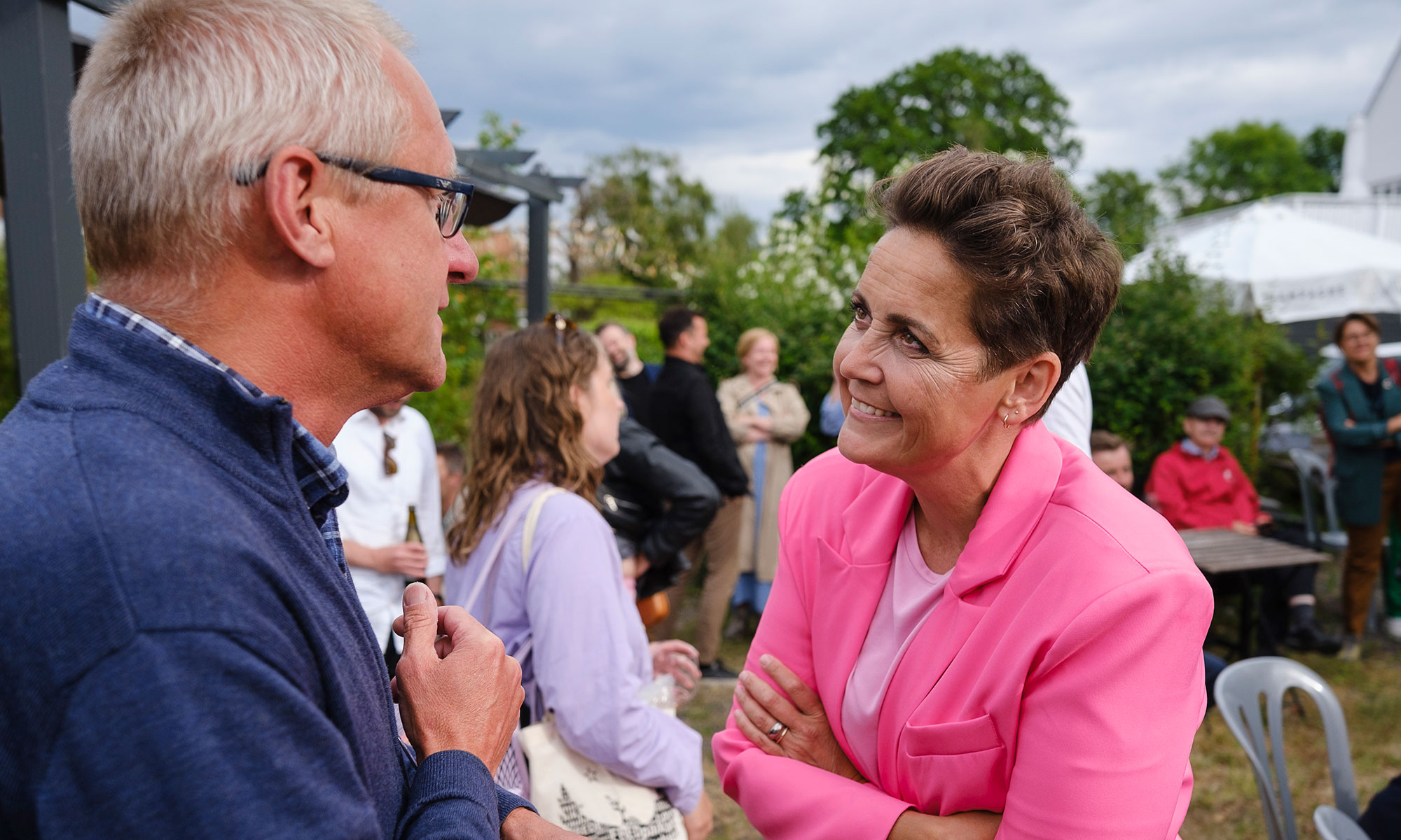 direktør Kim Mortensen og pia olsen dyhr i samtale ved folkemødet 2023
